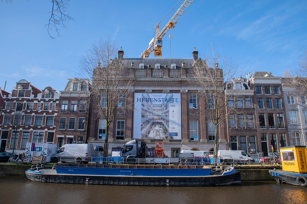 Reclame op een gebouw aan de gracht in Amsterdam